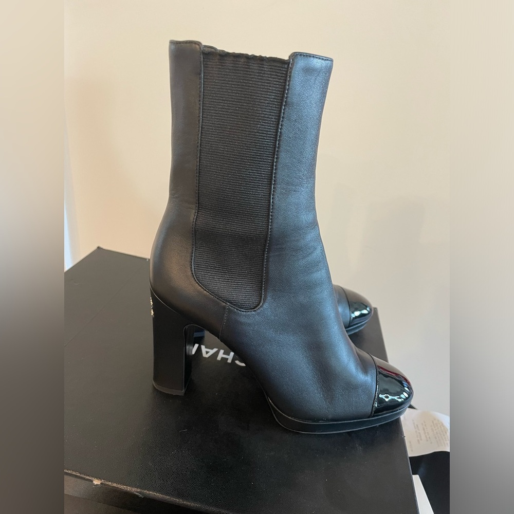 Chanel Lambskin & Patent pull on ankle boots. Ref. G36413 Y54110 94305. Sz. 38.5 - Picture 4 of 11